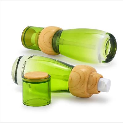 زجاجة زجاجية خضراء مع غطاء من الخيزران
