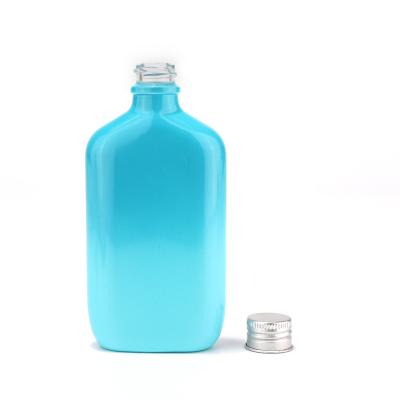 زجاجة زجاجية ملونة بتصميم جديد مع مضخة رش لمستحضرات التجميل
