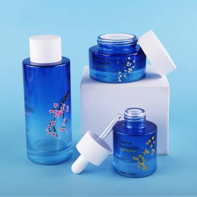 مجموعة زجاجات زجاجية مسطحة ذات كتف زرقاء متدرجة عالية الجودة التعبئة