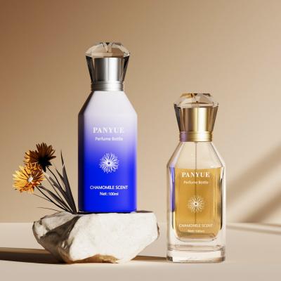 زجاجة عطر مستطيلة بغطاء ماسي