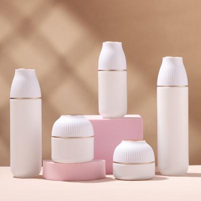 زجاجة مستحضرات تجميل بغطاء مخطط عمودي