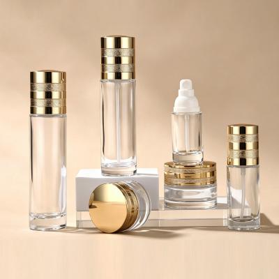 طقم مستحضرات تجميل زجاجي شفاف بغطاء ذهبي